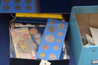 Lot 103 - A quantity of coinage, to include: collectors'...