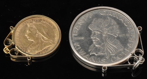 Lot 96 - A Queen Victorian gold sovereign, 1900, in 9ct....