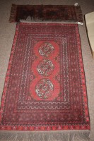 Lot 904 - Small Persian style rug with decorative...