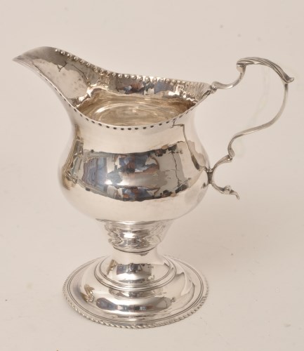 Lot 453 - A George III silver cream jug, by John King,...