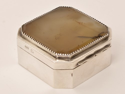 Lot 463 - A George III silver and agate box, by Andrew...