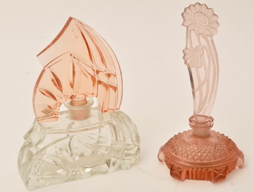 Lot 475 - An Art Deco scent bottle, circular with...