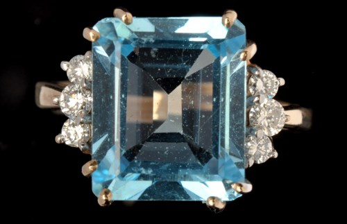 Lot 570 - An aquamarine and diamond ring, the canted...