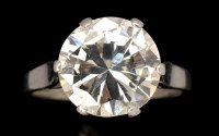 Lot 588 - A single stone solitaire diamond ring, the...