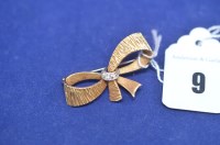 Lot 9 - An 18ct. yellow gold brooch in the form of a...