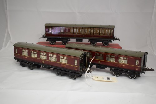 Lot 1568 - Hornby 0-gauge bogie cars, to include: two...