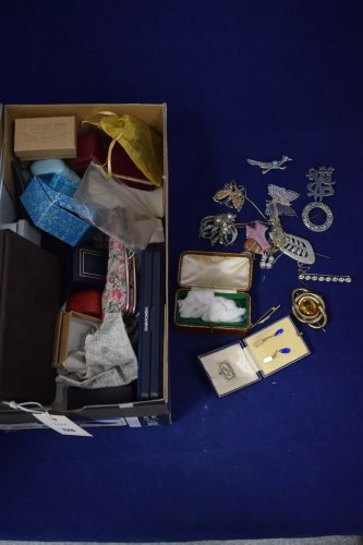 Lot 126 - A quantity of costume jewellery, including: an...