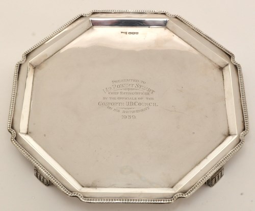 Lot 462 - A George V silver salver, by Walker & Hall,...