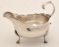 Lot 490 - A George III silver sauce boat, by John...