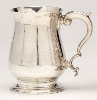 Lot 497 - A George III silver tankard, by William &...