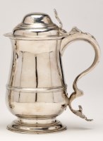 Lot 498 - A George III silver covered tankard, by Thomas...