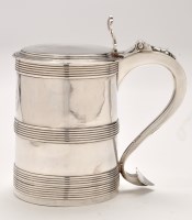 Lot 557 - A George III silver covered tankard, by John...