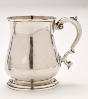 Lot 565 - A George II silver presentation tankard, by...