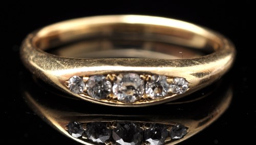 Lot 666 - A diamond ring, the five graduated old-cut...