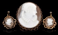 Lot 735 - A Victorian carved shell cameo brooch...