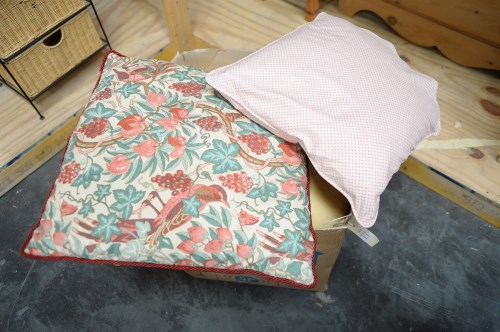 Lot 11 - A quantity of miscellaneous scatter cushions.