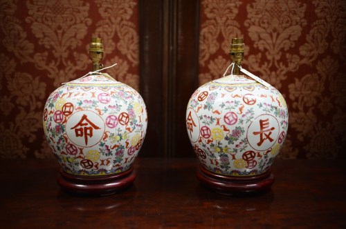 Lot 29 - A pair of modern ceramic table lamps in the...