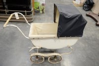 Lot 259 - An early 20th Century doll's pram with folding...