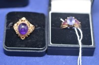 Lot 657 - An amethyst cabouchon ring on yellow metal...