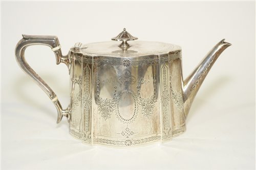 Lot 607 - Victorian silver teapot
