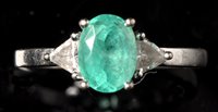 Lot 827 - An emerald and diamond ring