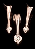 Lot 842 - Diamond pendant and matching earrings