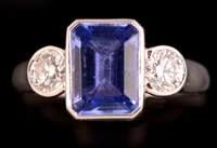 Lot 758 - A tanzanite and diamond ring