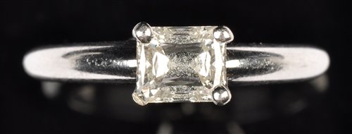 Lot 768 - A single stone diamond ring