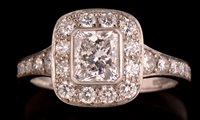 Lot 773 - Diamond cluster ring