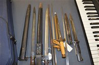 Lot 699 - 6 knives and bayonets