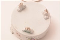 Lot 102 - An 18th Century English porcelain butter dish