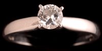 Lot 722 - Single stone diamond ring