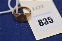 Lot 835 - 18ct gold signet ring