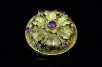 Lot 828 - A Victorian brooch