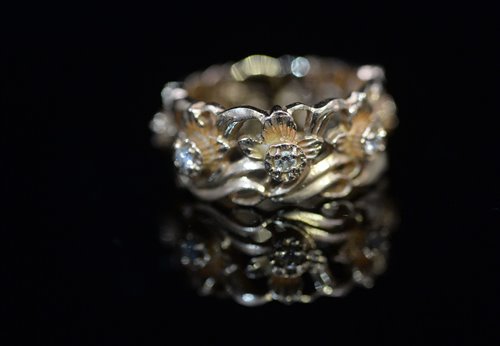 Lot 817 - Stuart Devlin eternity ring.