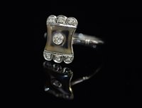 Lot 831 - Diamond dress ring