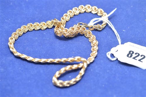Lot 822 - A gold chain