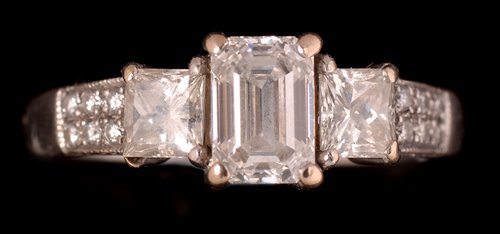 Lot 813 - Diamond ring