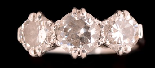 Lot 784 - Three stone diamond ring