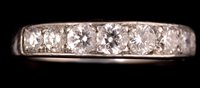 Lot 721 - Eight stone diamond ring