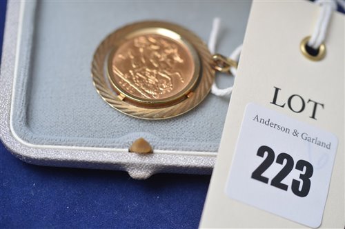 Lot 223 - Gold sovereign pendant