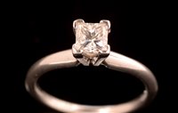 Lot 844 - Princess cut diamond ring