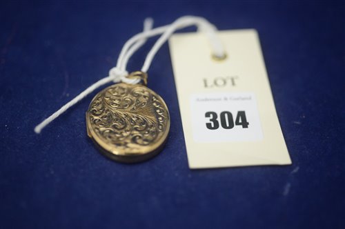 Lot 304 - 9ct gold locket