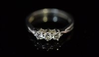 Lot 770 - Three stone diamond ring