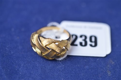 Lot 239 - Yellow metal ring