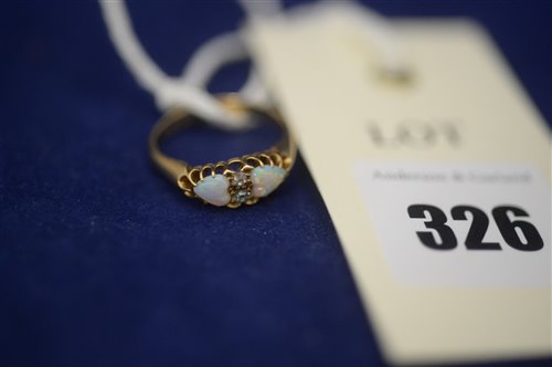 Lot 326 - An opal and diamond ring