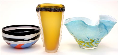 Lot 1037 - Art glass bowl by Stuart Akroyd