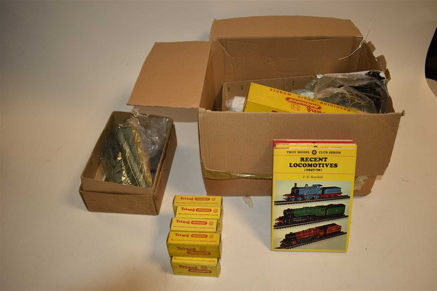 Lot 132 - Tri-ang TT gauge trains and stock
