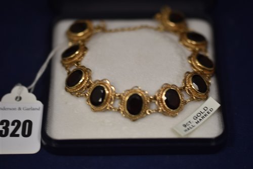 Lot 320 - 9ct Gold and Garnet bracelet