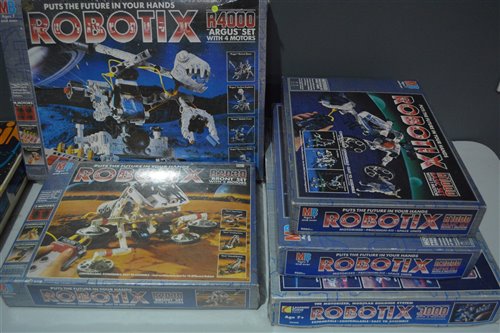 Lot 1554 - Robotix sets and Spacenik part set